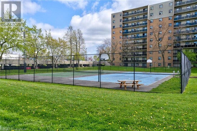 Photo du bâtiment - 931 Wonderland Rd S