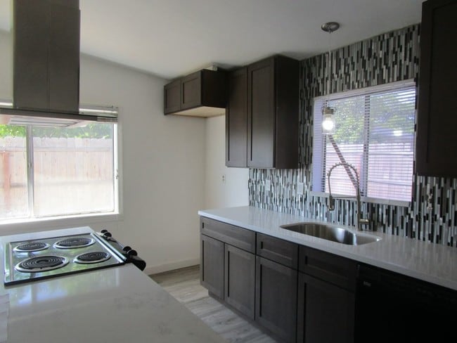 Building Photo - 5753 Pomegranate Ave