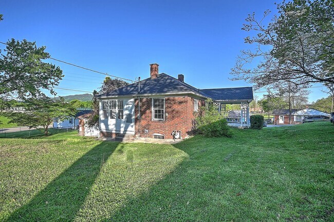 Building Photo - 709 Birch St.