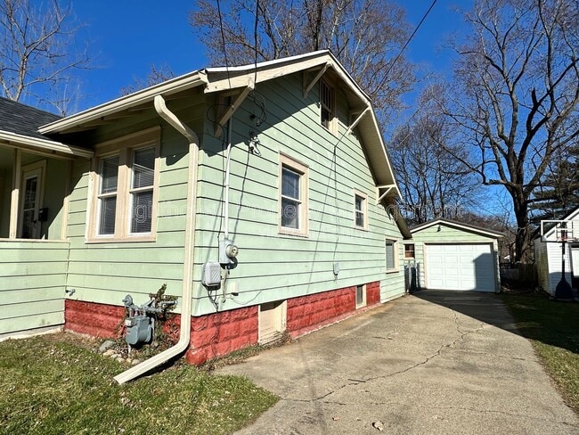 Building Photo - 138 Yale St