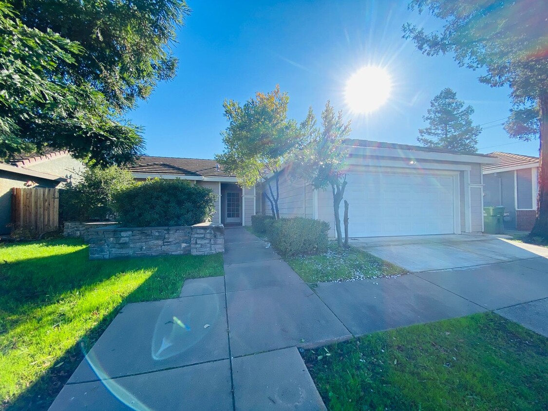 Foto principal - 4 Bed, 2 Bath in Great Elk Grove Location