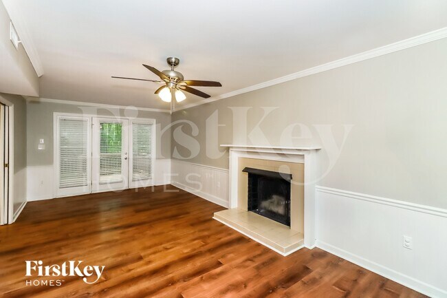 Foto del edificio - 7625 Summerwood Ln