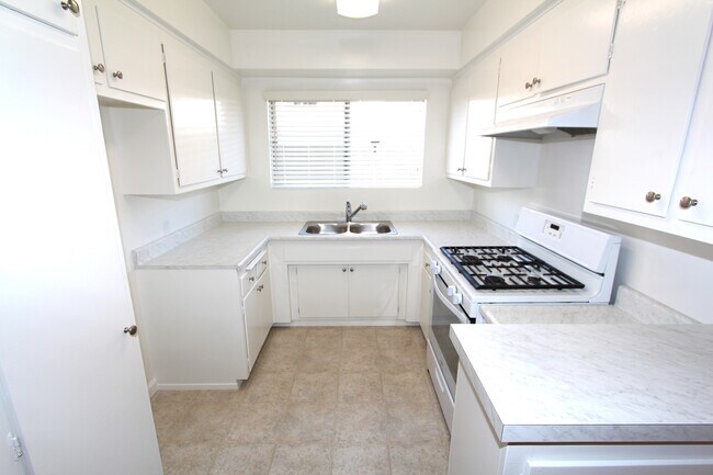 Foto del edificio - 18405 Valerio St