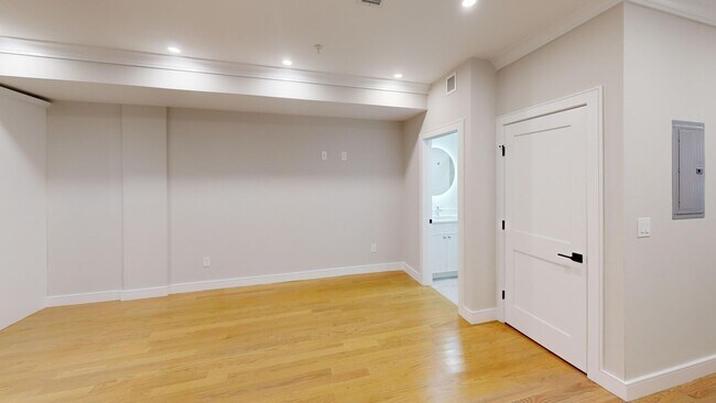 Building Photo - Awesome 3 bed 1.5 bath in the Theater District