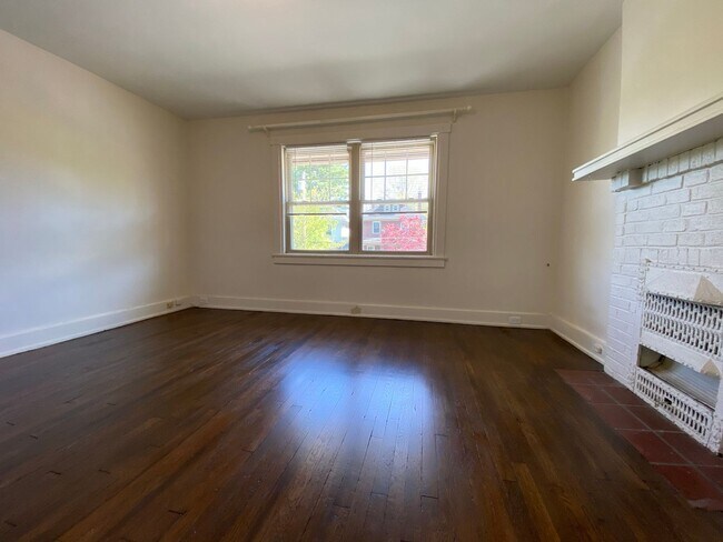 Building Photo - Pet Friendly Squirrel Hill Townhome! Both Covered Front Porch & Backyard!