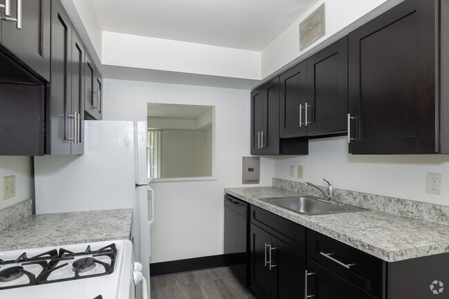 2BD, 2BA - 1,015SF - Kitchen - Portage Towers Apartments