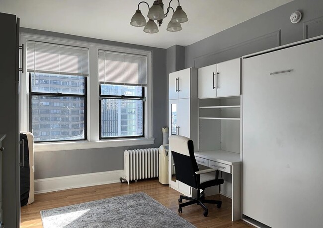 Desk Bed 1 up - 1324 Locust St