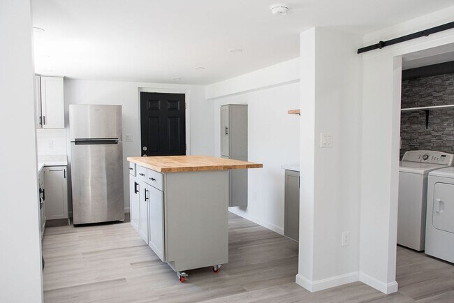 Building Photo - 124 W. First Ave./1 Bedroom, 1 Bath Apartment