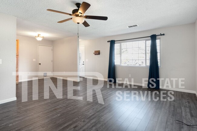 Building Photo - Charming 3 Bedroom Lincoln Home!