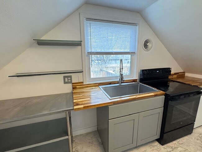 Foto del edificio - RENOVATED UPSTAIRS 2 BEDROOM HOME- FULL PRIVATE UPPER LEVEL