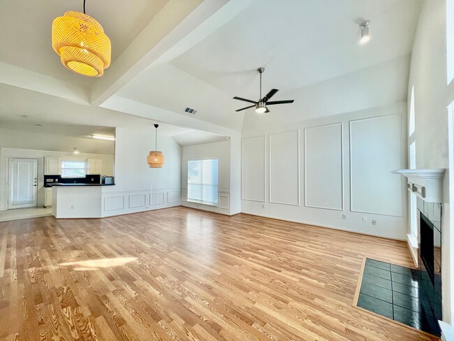 Building Photo - Recently updated home minutes from Grandscape