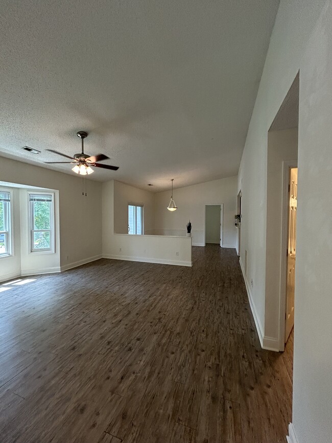 Building Photo - 104 Breezewood Dr