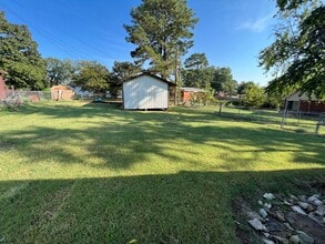 Building Photo - 715 Lincoln Hill Cir
