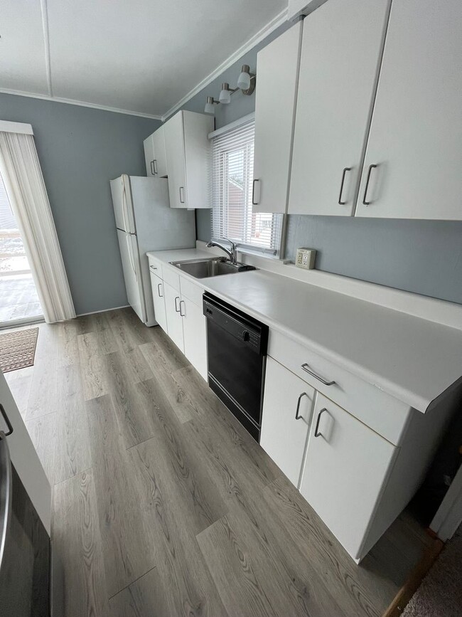 Building Photo - 2 Bedroom 2 Car Detached Garage Single Fam...
