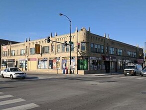 Building Photo - 5207 W Belmont Ave