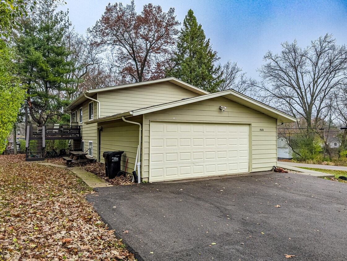 Foto principal - 8616 Hickory Ave