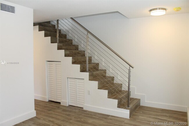 Building Photo - 122 SW 56th Ave