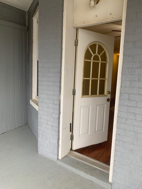 porch - 2919 Saint Paul St