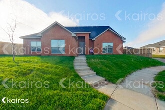 Building Photo - 2701 Knoll Dr