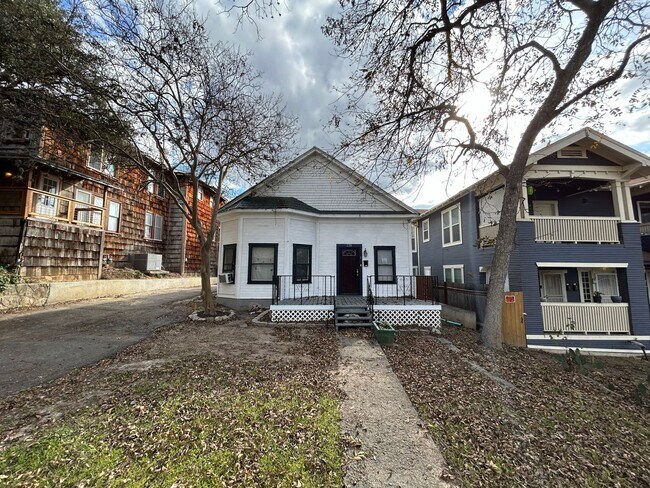 Building Photo - **PENDING APPLICATION** - MUST SEE!! Newly...