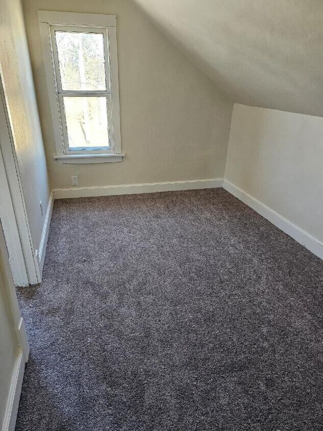 Building Photo - 706 E Doege St