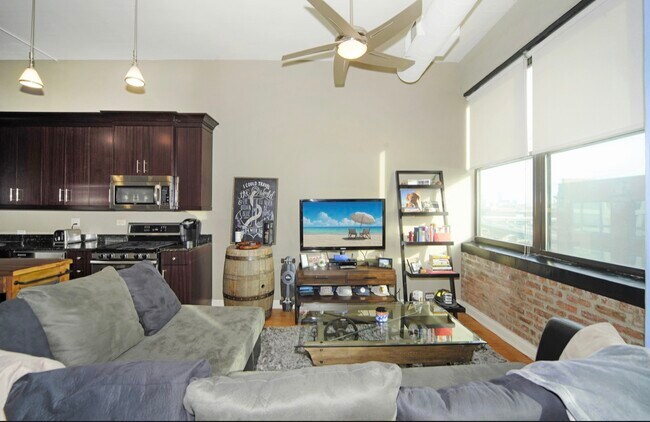 Building Photo - 812 W Van Buren St