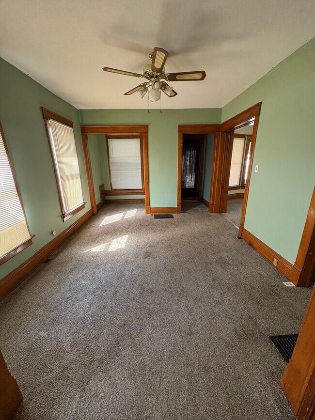 Foto del edificio - 204 N Division Ave