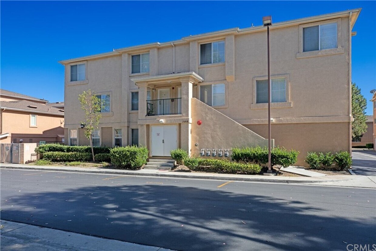 Foto del edificio - COMING SOON: Spacious Upstairs 3 Bed 3 Bath Townhouse with 2 Car Tandem Garage