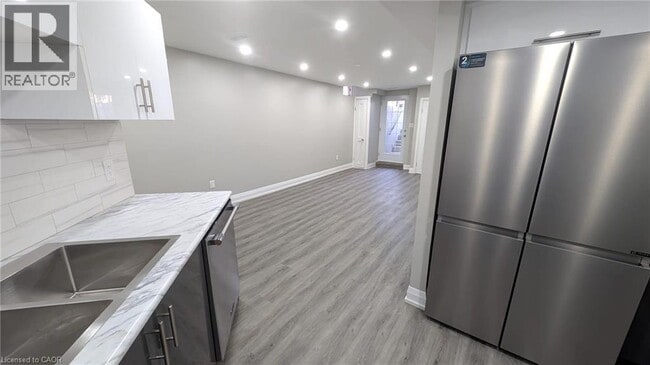 Building Photo - 100 Bridgeport Crescent