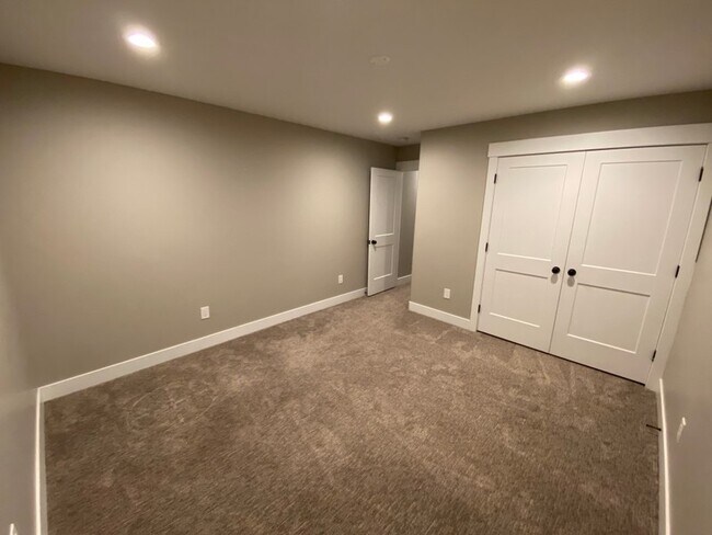 Building Photo - 1226 W 700 S