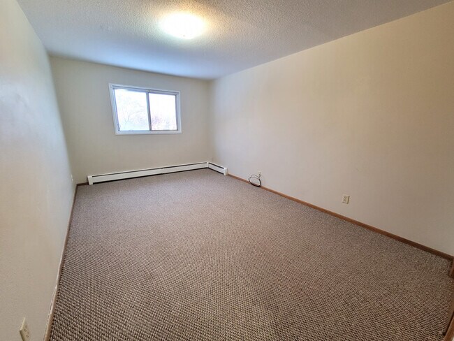 Foto del edificio - 2124 E. Divide Ave.; Bismarck, ND 58501