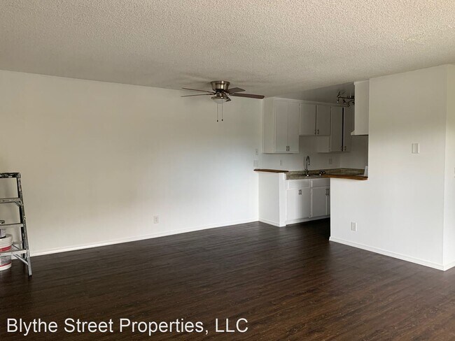 Building Photo - 16565 Vanowen St