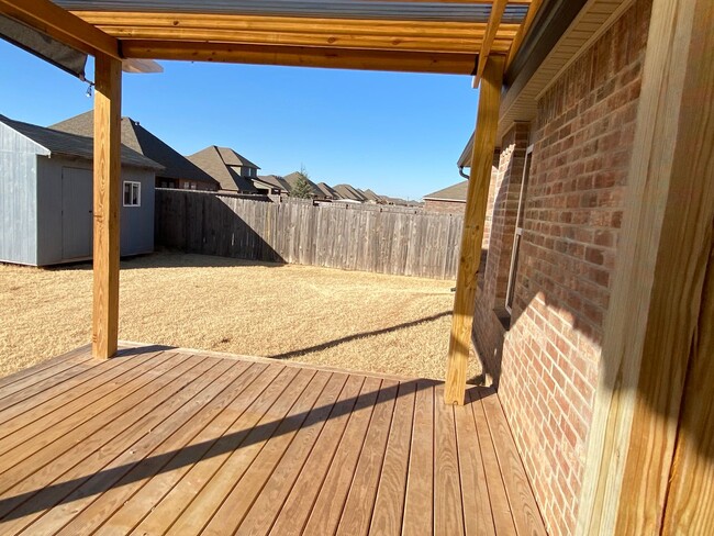 Building Photo - Welcome to this charming 3 bed 2 bath home...