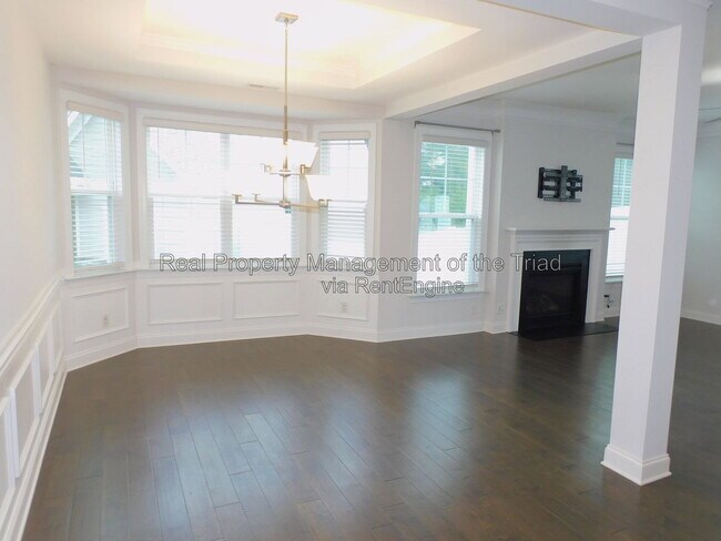 Foto del edificio - 6417 Bluestone Park Dr