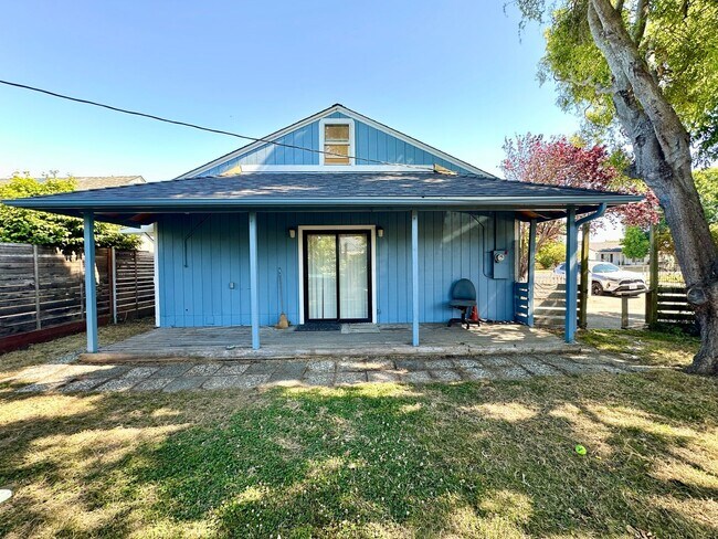 Foto del edificio - Charming Furnished 3-Bedroom Arcata Home with Bonus Loft + Fenced Yard