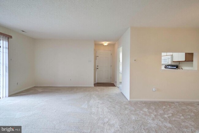 Foto del edificio - 1001 Briarwood Ct
