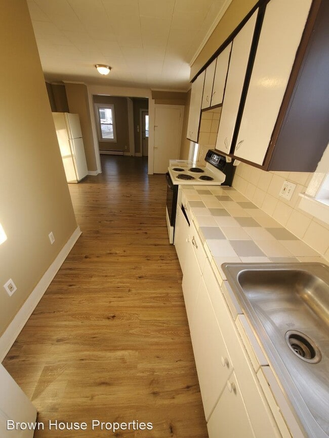 Building Photo - 3 br, 1 bath House - 7.5 Burrill St