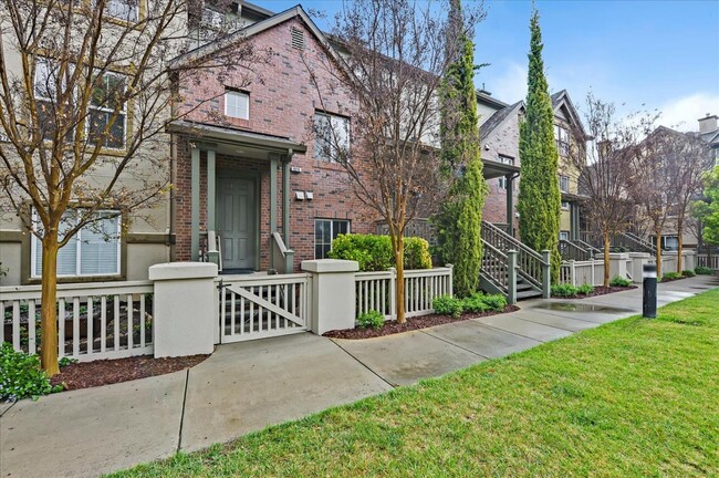 Building Photo - 2276 Towne Cir