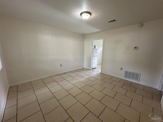 Building Photo - 120 Holmes Dr