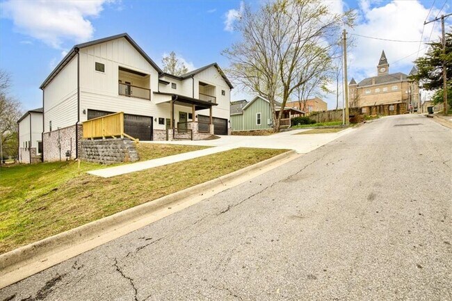 Foto del edificio - 215 E Center St