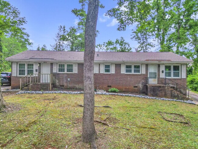 Foto del edificio - Freshly Updated 2BR / 1BA Single-Level Duplex $1,050/mo rent