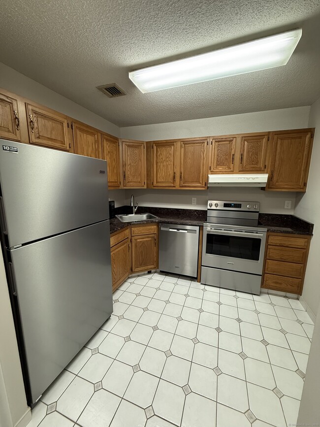 Building Photo - 402 Twin Circle Dr