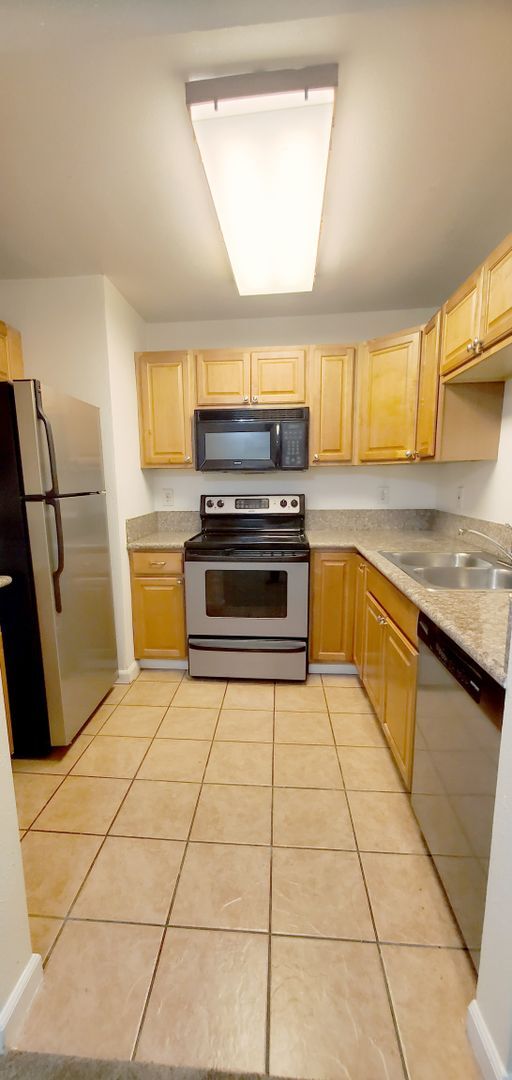 Building Photo - Great Condo 2 bed/ 1 bath with 2 parking a...
