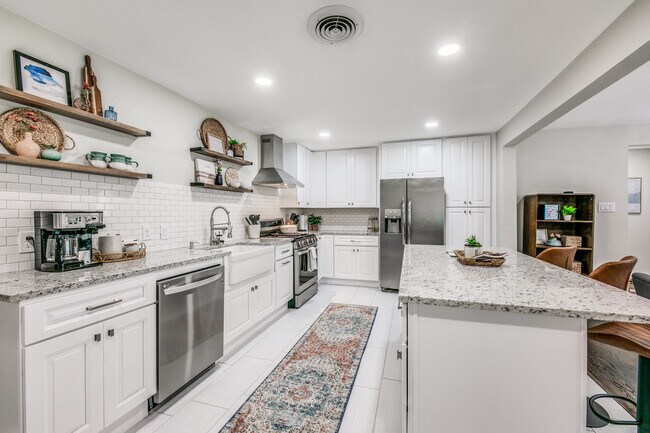 Building Photo - 2519 Highwood Dr
