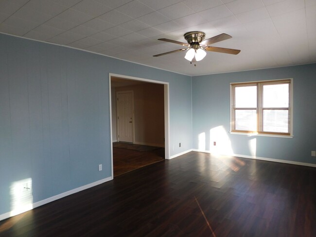 Building Photo - Spacious 3 bedroom & 1 bath