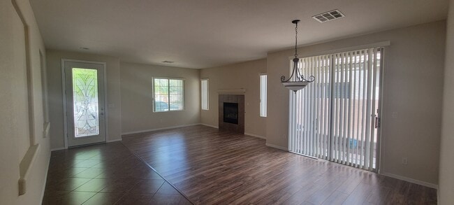 Building Photo - Stunning Single Story Home.