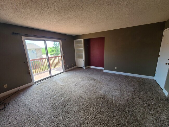 Building Photo - 4932 DuBois Dr