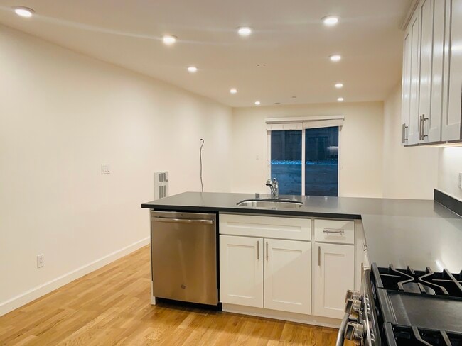 Building Photo - 644 Natoma St
