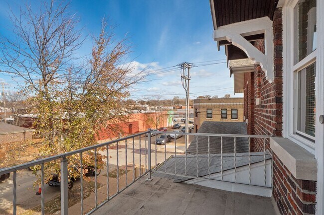 Building Photo - 4918 Tholozan Ave