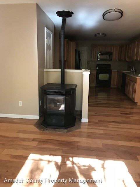 Foto del edificio - 3 br, 2 bath House - 14245 Pine Grove Volc...